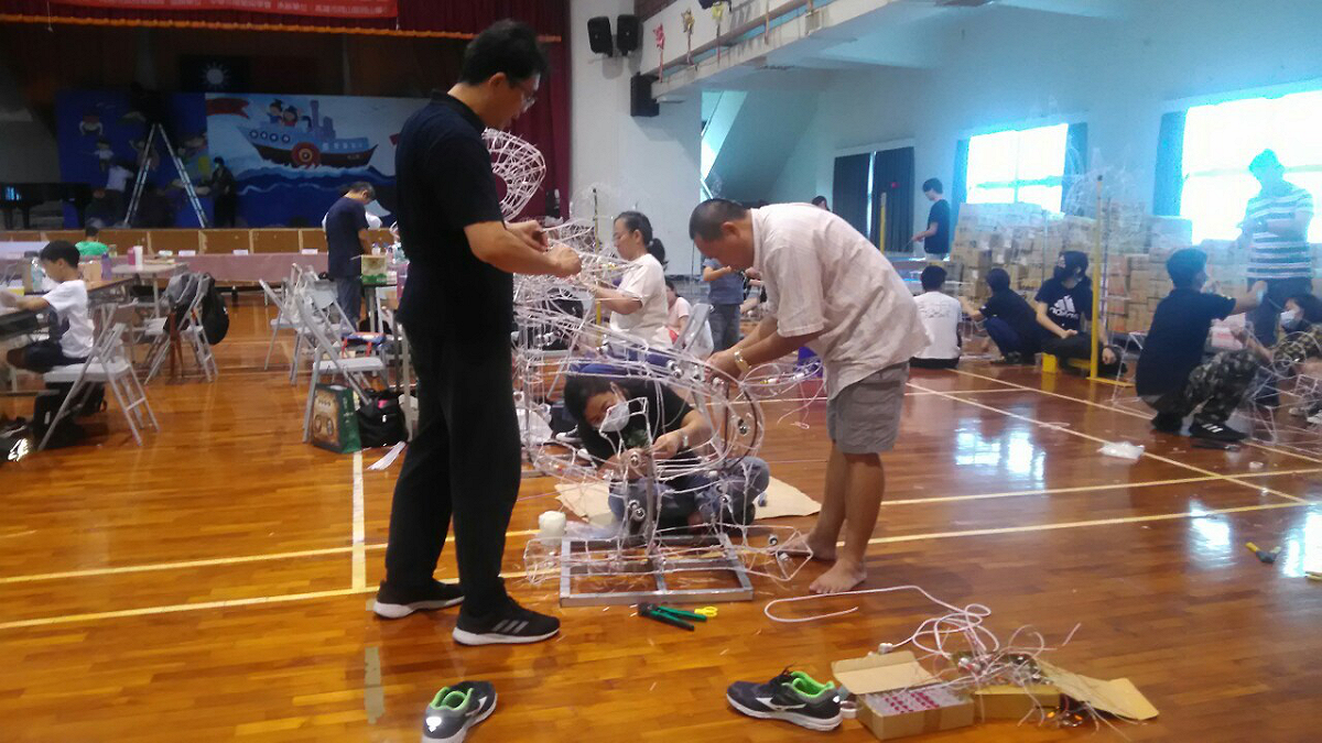 大東國小親師生去年暑期參加高雄市花燈研習活動。 圖：高市教育局/提供