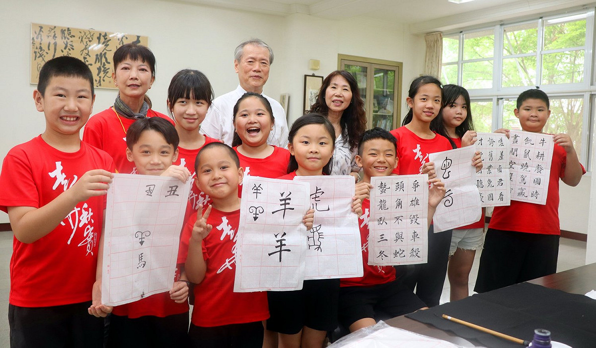 大東國小將書法結合花燈設計意象。 圖：高市教育局/提供