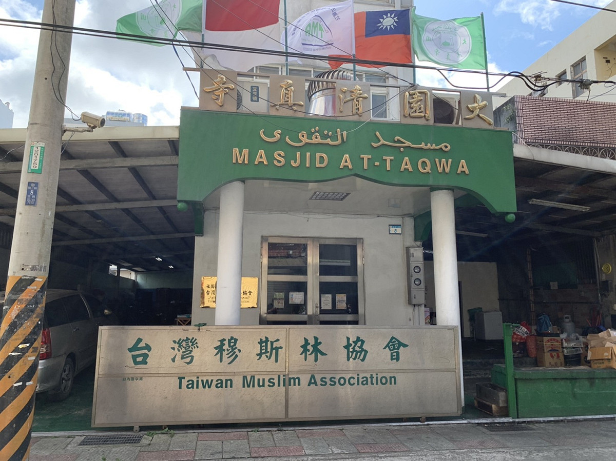 染疫機師曾前往的大園區清真寺，昨日接獲通知後已暫停所有宗教活動，並著手進行消毒作業。 圖：林昀真／翻攝