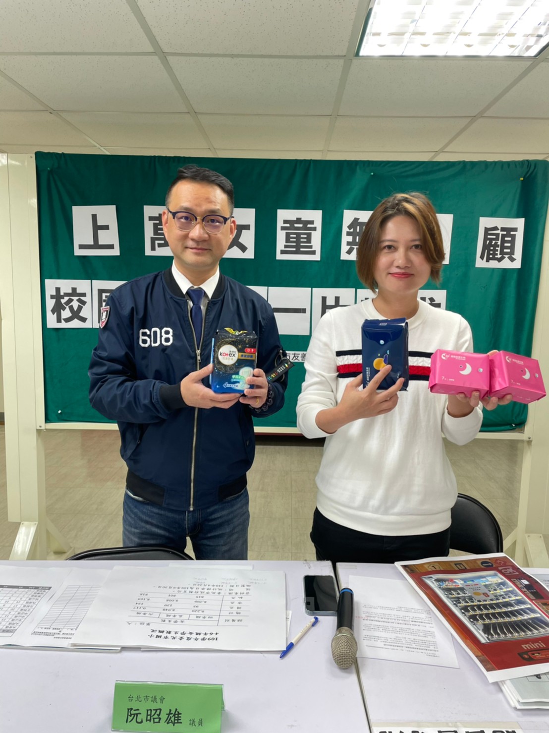 民進黨籍立委莊瑞雄北區執行長林延鳳（右），昨（5）晚在臉書發文，對「條子鴿」影射謝維洲嗆警的爆料提出三點質疑。 圖：阮昭雄辦公室 / 提供（資料照片）