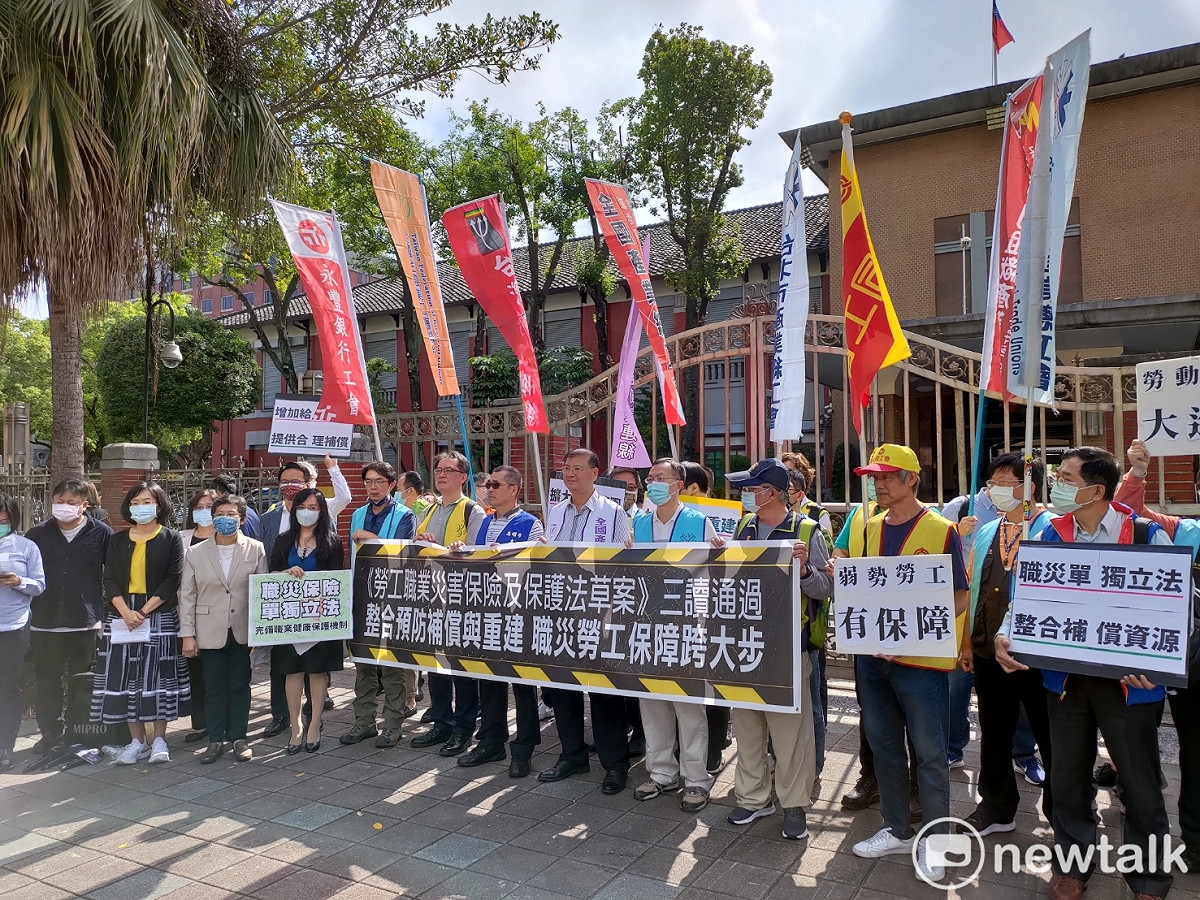 勞團千呼萬喚的勞工職業災害保險及保護，終於在立法院三讀通過。 圖：黃建豪/攝