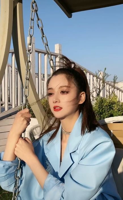 抖音網紅青青因外型亮麗，吸引許多粉絲的追捧。 圖：翻攝自微博