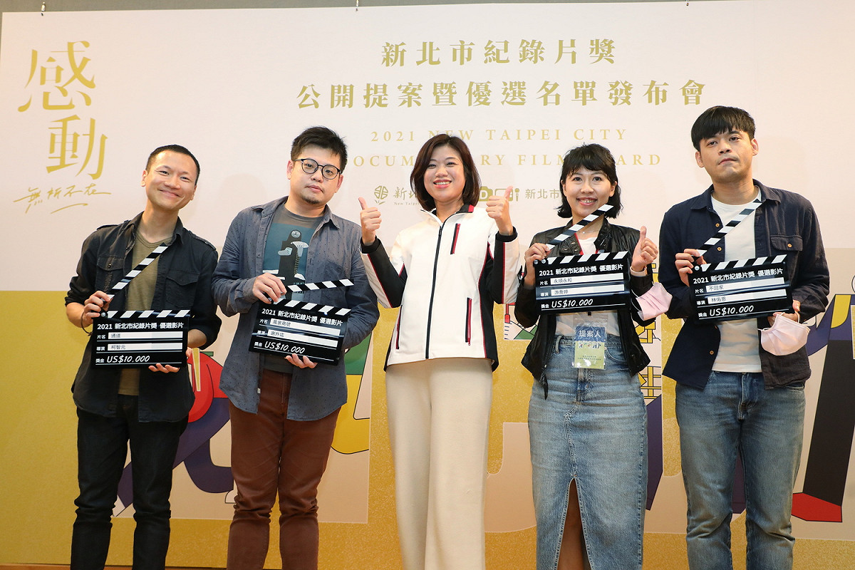 新聞局長蔣志薇(中)與入選影片創作者合影。 圖：新北市政府新聞局/提供