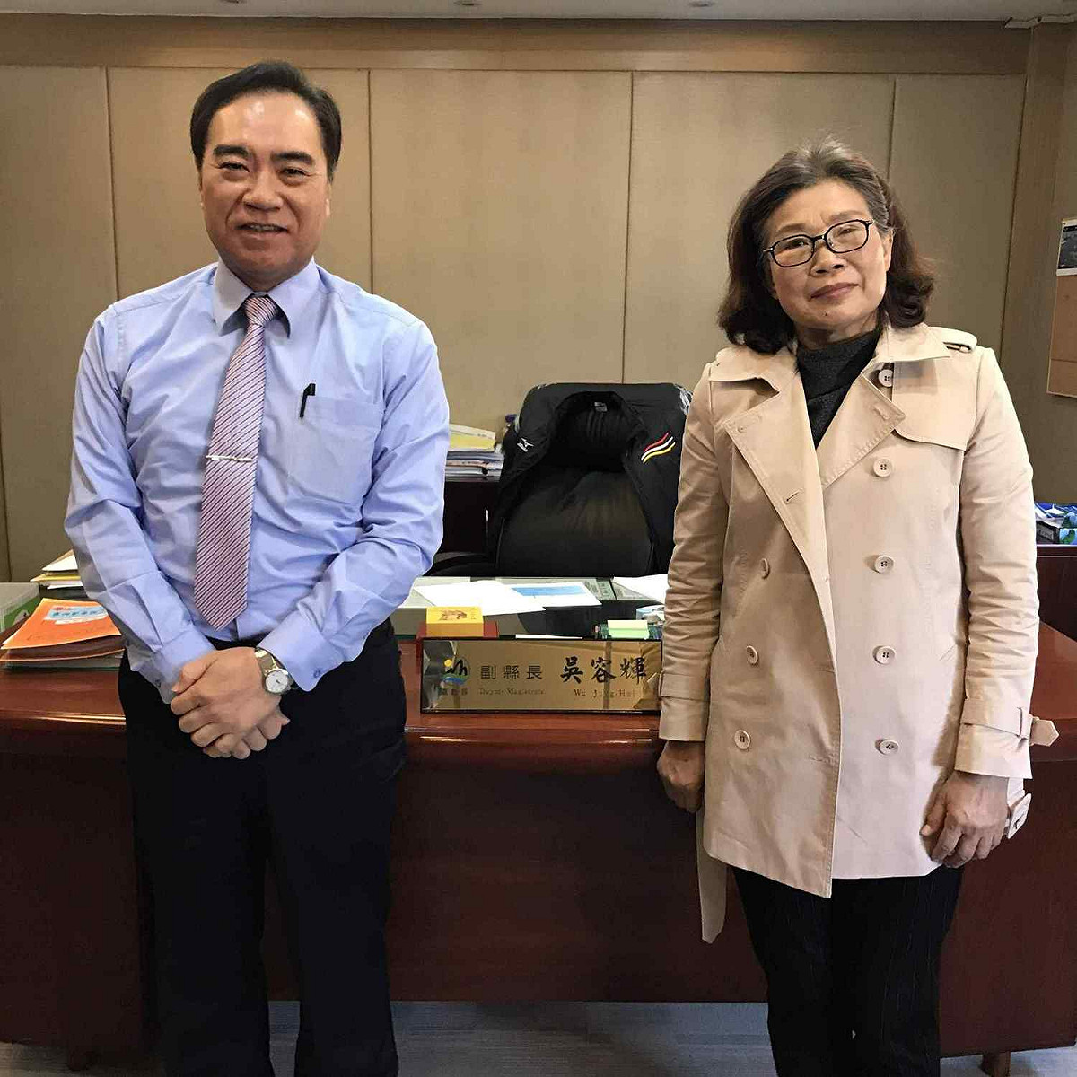 嘉義縣副縣長吳容輝（左）本月底將接任台鹽董事長，卻傳出遭架空。圖為吳容輝與縣議員姜梅紅合影。 圖：姜梅紅/提供(資料照片)