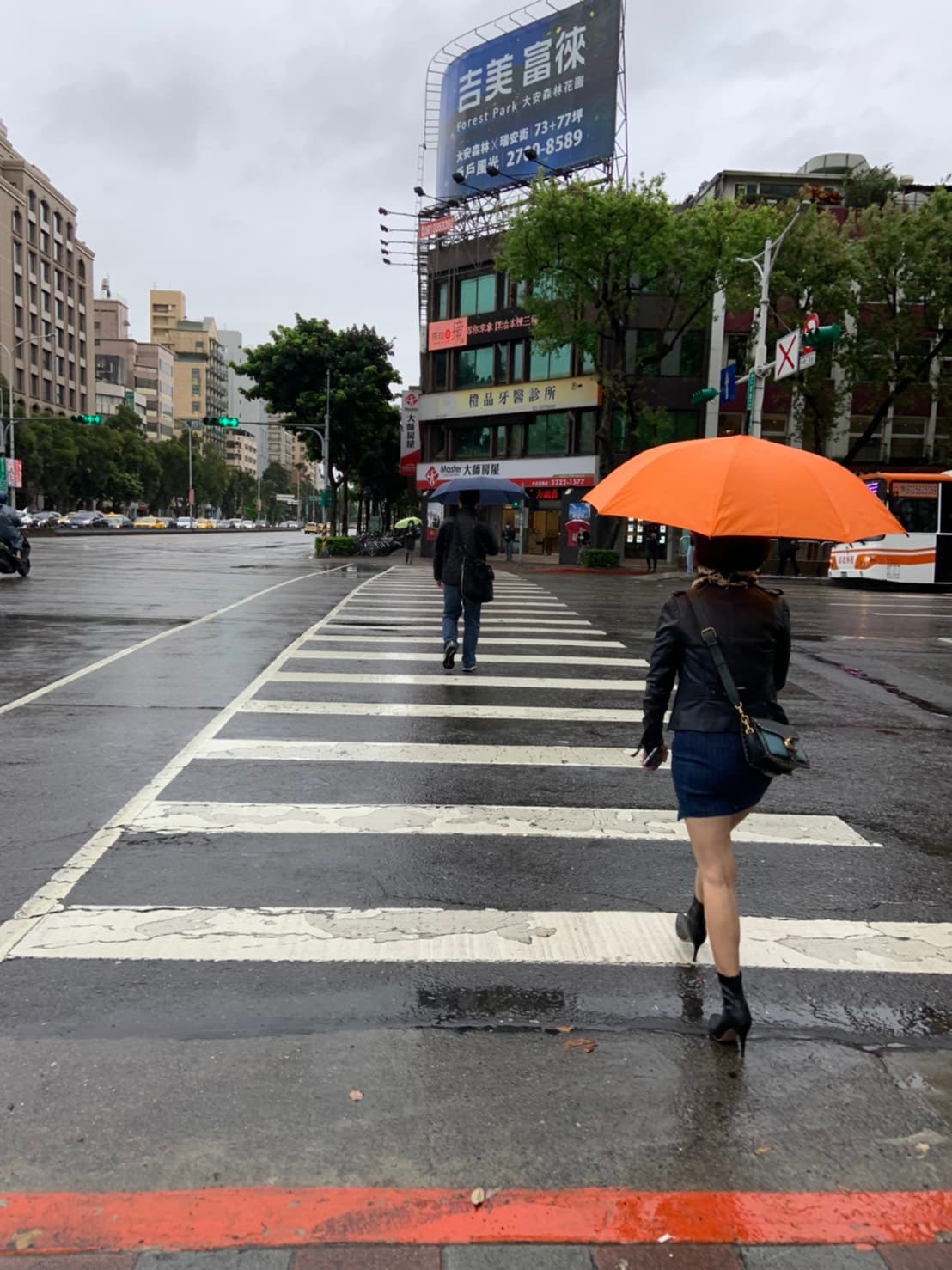 氣象局長鄭明典表示，今日仍有降雨訊號，可以期待午後陣雨。 圖：張家寧／攝