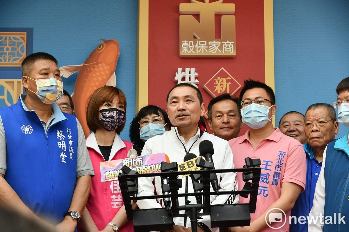 侯友宜認為，外籍機師在國外染疫被發現，防疫指揮中心有責任快速把這個漏洞補起來，也提醒民眾提高警覺做好防疫。