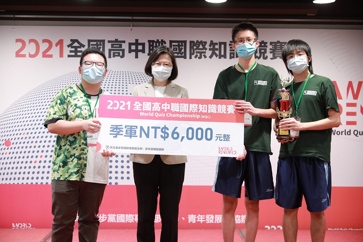 民進黨舉辦首屆「全國高中職國際知識競賽」，主席蔡英文親自到場場致詞勉勵及頒獎。 圖：民進黨／提供