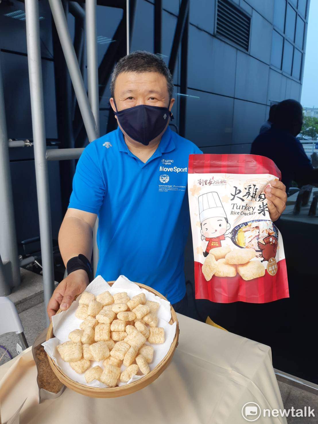 嘉義市知名美食劉里長雞肉飯推出火雞肉飯口味的米餅。 圖：蔡坤龍/攝