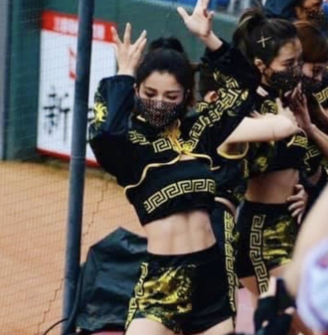 啦啦隊女孩「楚知嫣」場邊熱舞照。 圖：翻攝IG/yashiuan0
