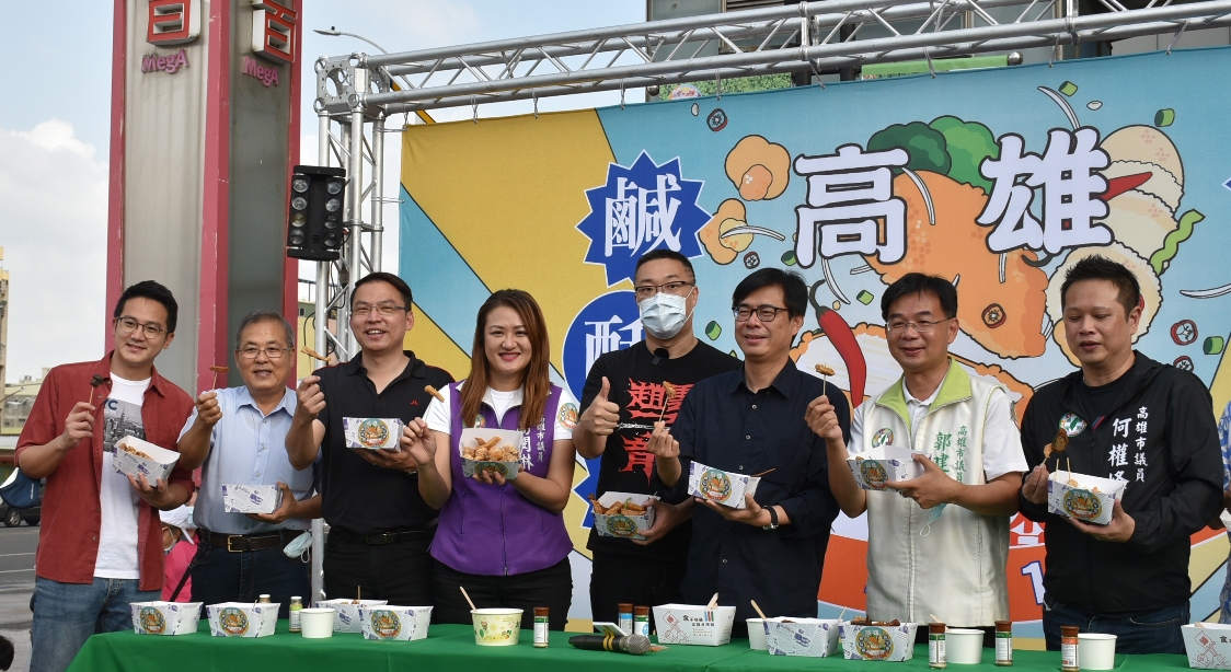 陳其邁(右三)、朱學恆(右四)帶頭領吃鹹酥雞。 圖：孫家銘/攝