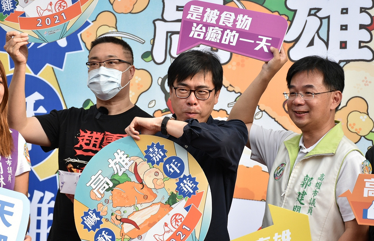 陳其邁(中)吃到偷偷拿袖子擦嘴。 圖：孫家銘/攝