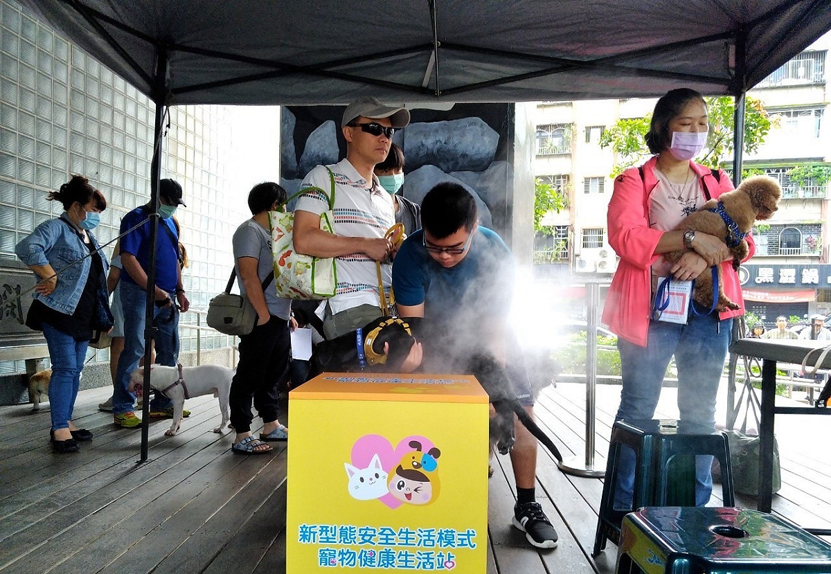 「汐止毛孩幸福趴」現場提供民眾寵物超音波消毒機使用。 圖：新北市動保處提供
