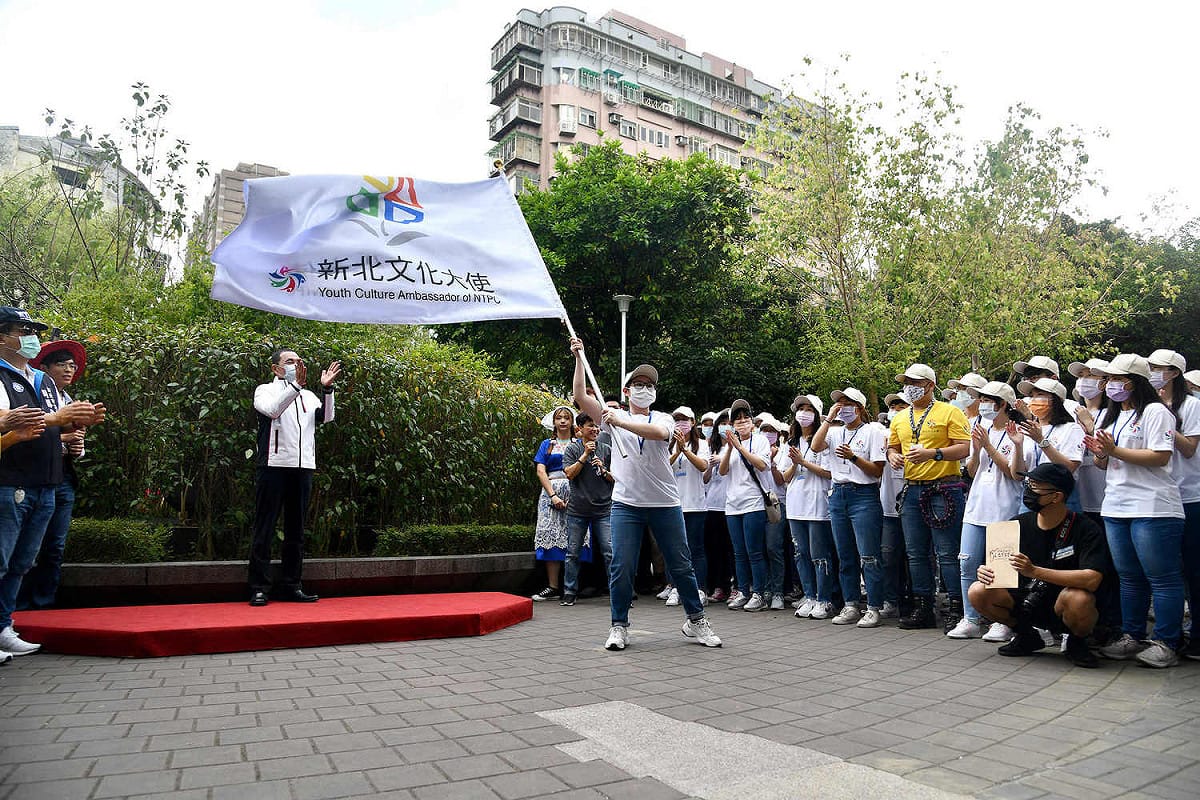 新北市長侯友宜授旗給180位新北文化大使，期盼能以年輕力量，推廣新北多元文化。 圖：新北市文化局提供