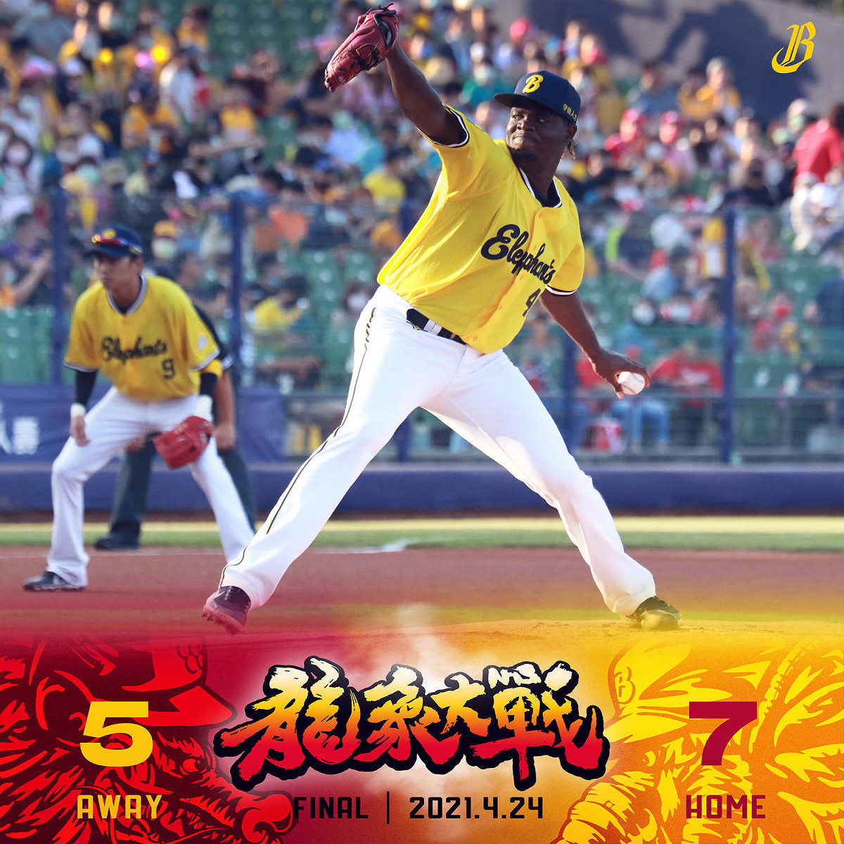 中華職棒中信兄弟隊洋投德保拉（中）24日先發迎戰味全龍隊，演出7局飆10K無失分好投，奪下本季第6勝，暫居聯盟勝投王，兄弟終場以7比5獲勝。 圖：翻攝自兄弟Fans Club臉書