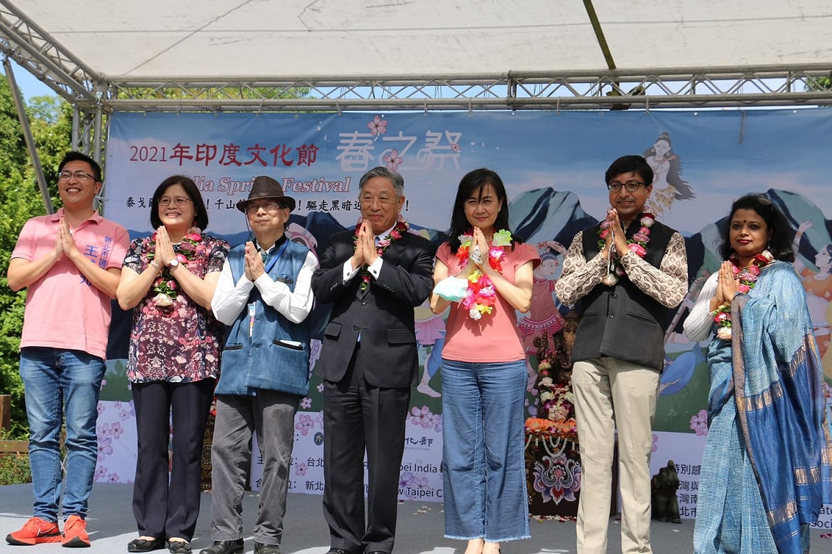 新北市文化局副局長于玟(右三)、外交部政務次長田中光(左四)、印度台北協會大使戴國瀾 (右二)、立委吳玉琴 (左二)與新北市議員王威元 (左一)在印度文化節活動合影。 圖：新北市文化局提供