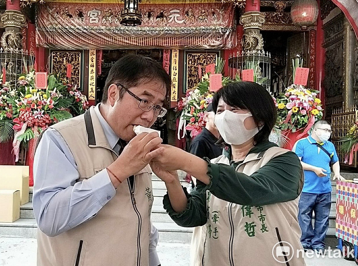 台南市議會國民黨團請市長黃偉哲為市民「保重」，要求減肥。圖為市長黃偉哲日前親自體驗特色美食煎麻油椪餅。 圖：黃博郎／攝