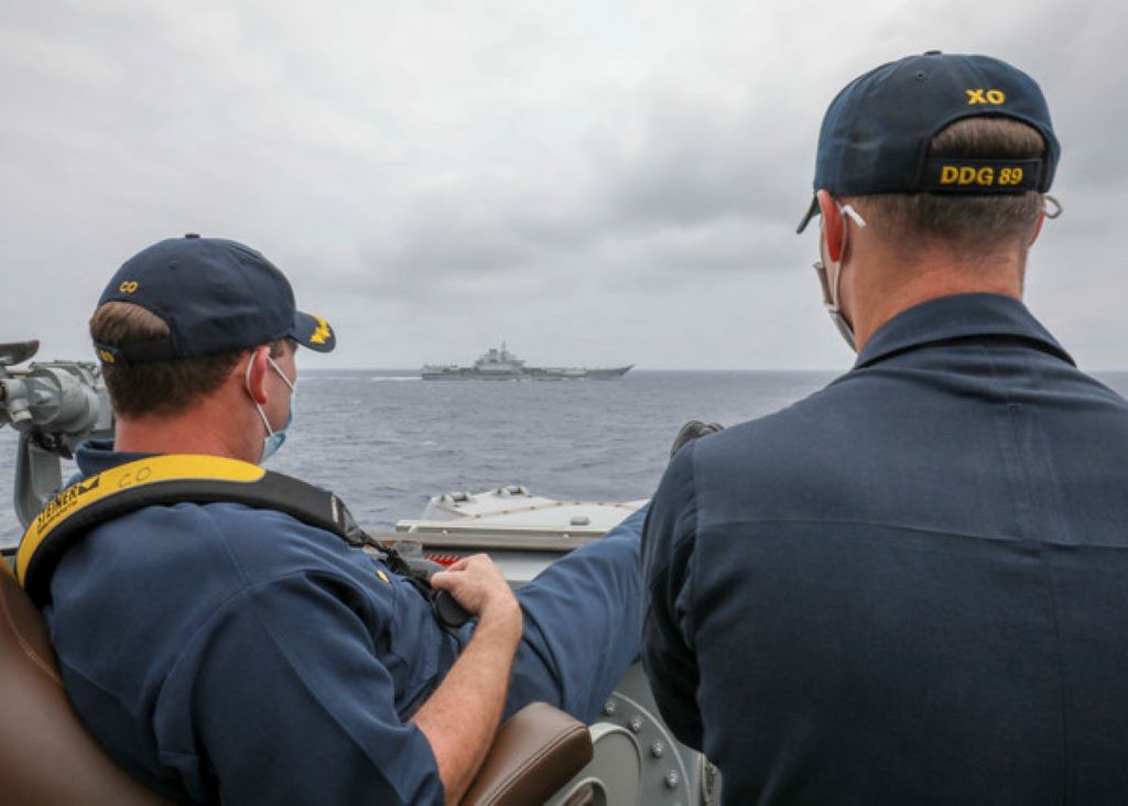 先前美軍「馬斯廷號」（USS Mustin）艦長與副艦長在船上觀察中國航空母艦「遼寧號」的翹腳照。 圖：翻攝自美國海軍官網