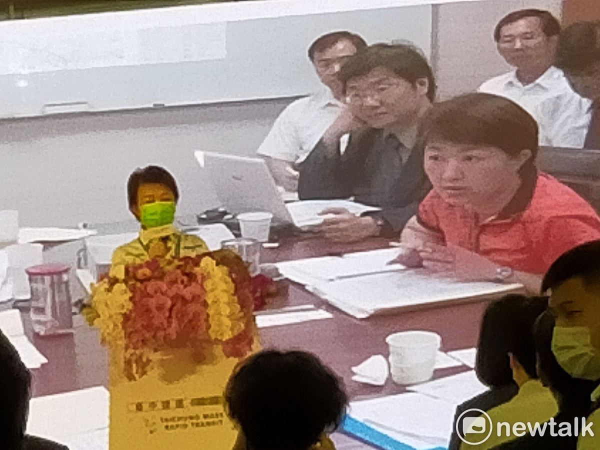 通車典禮上秀出盧秀燕擔任立委時爭取台中捷運經費的歷史畫面。 圖：唐復年/攝
