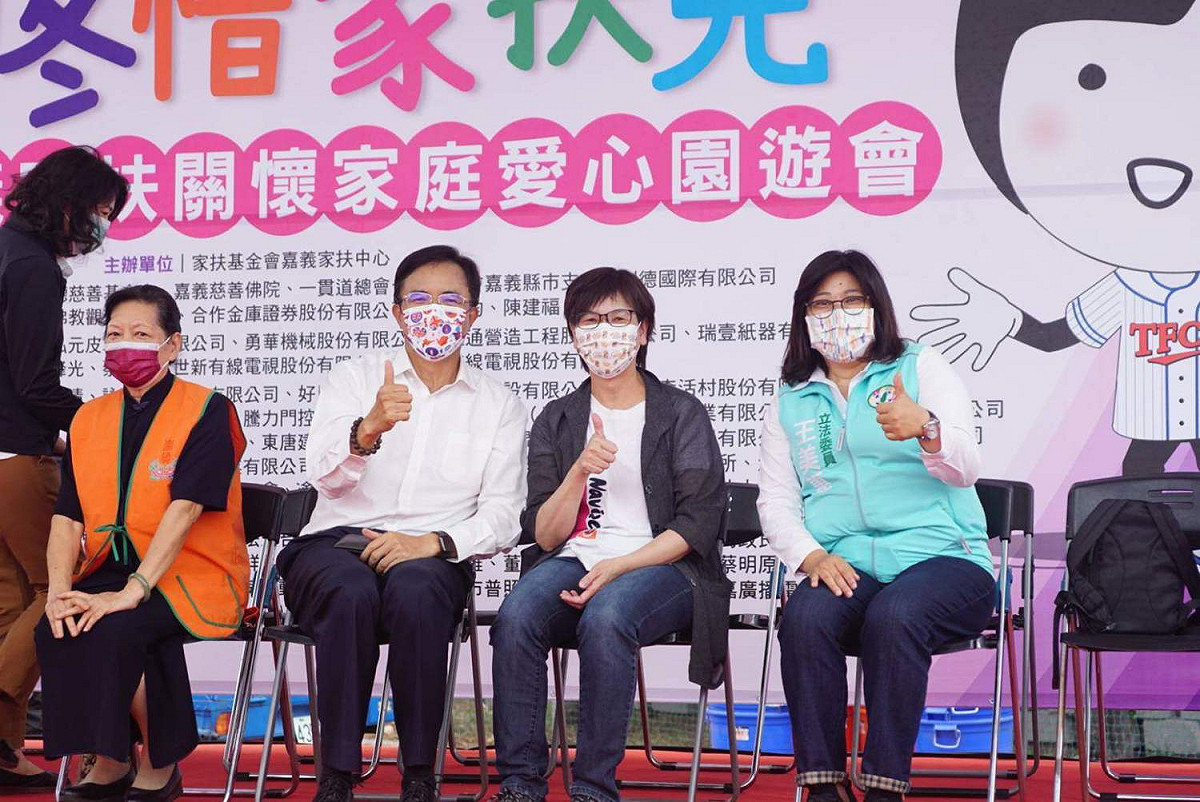 王美惠（右起）、蔡壁如和蔡碧仲等要角，都出席嘉義市家扶中心園遊會活動。 圖：民眾黨/提供