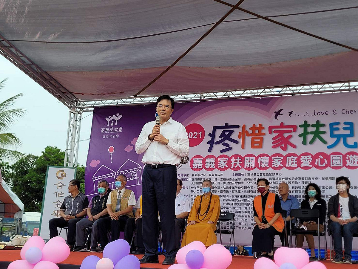 法務部次長蔡碧仲出席家扶中心園遊會，並上台致詞。 圖：嘉義市小英之友會/提供