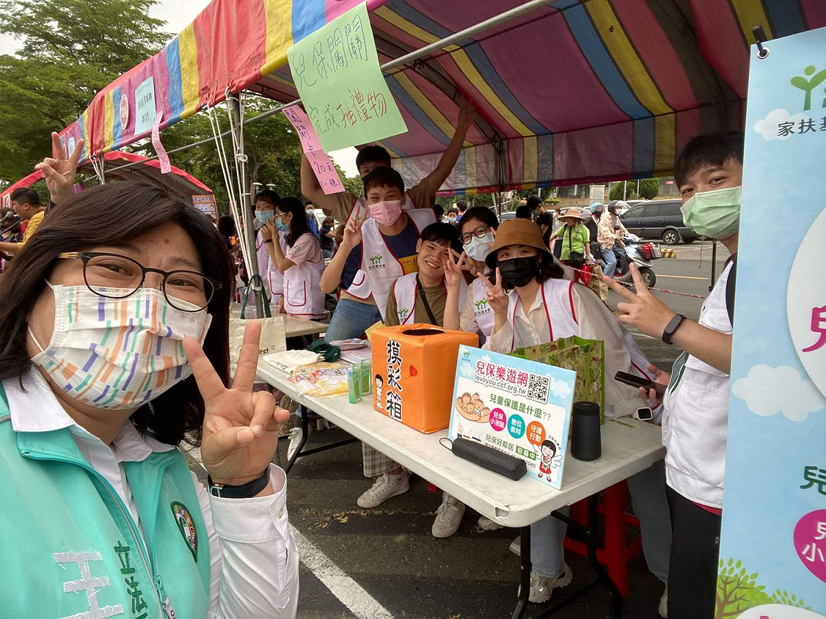 民進黨立委王美惠出席家扶中心園遊會，她在民間有高人氣。 圖：王美惠/提供