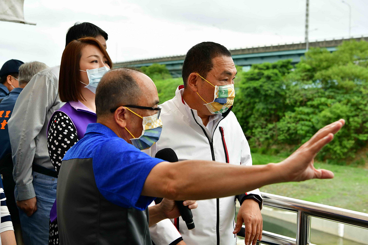 水利局長宋德仁向市長侯友宜、市議員劉美芳等人解說整治成果；侯表示「湳仔溝不髒不臭，還要繼續做到更好！」 圖：新北市水利局提供