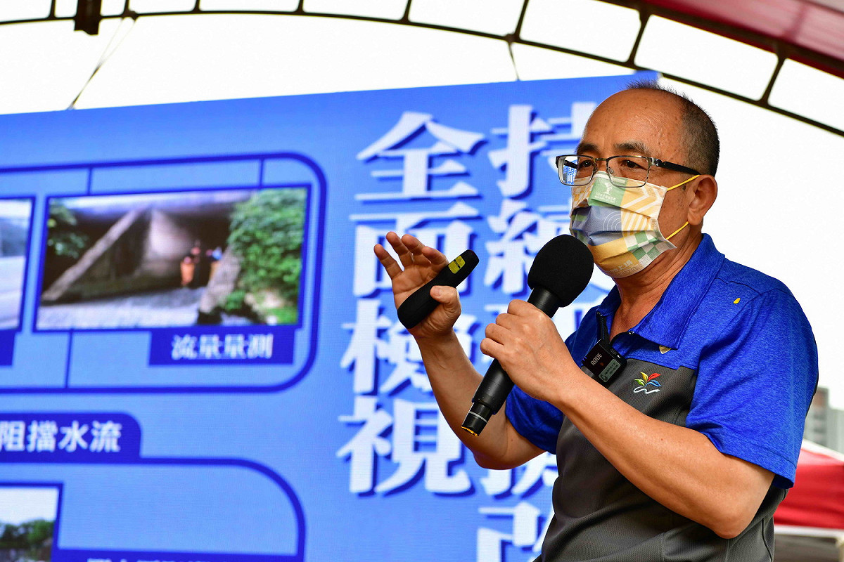 水利局長宋德仁解釋，為改善湳仔溝環境，積極辦理三階段整治計畫，現已大幅改善惡臭，重現自然生態水域環境。 圖：新北市水利局提供