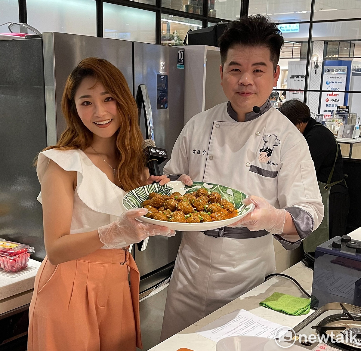 國宴主廚雷議宗與藝人張文綺聯手教婆婆媽媽們如何使用智慧調理機輕鬆製作健康料理。 唐復年/攝