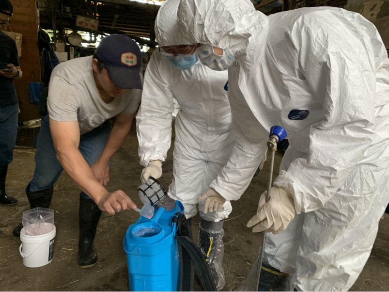 防疫人員準備消毒水在畜牧場滅蟲。 圖：新北市動保處提供