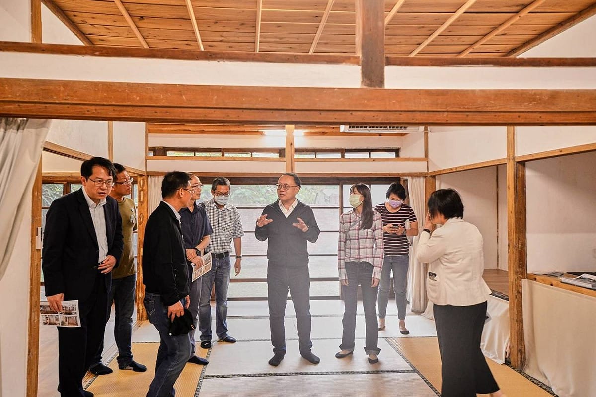 史哲(右)實地到黃埔新村了解與訪視以住代護推動情形。 圖:高雄市文化局/提供