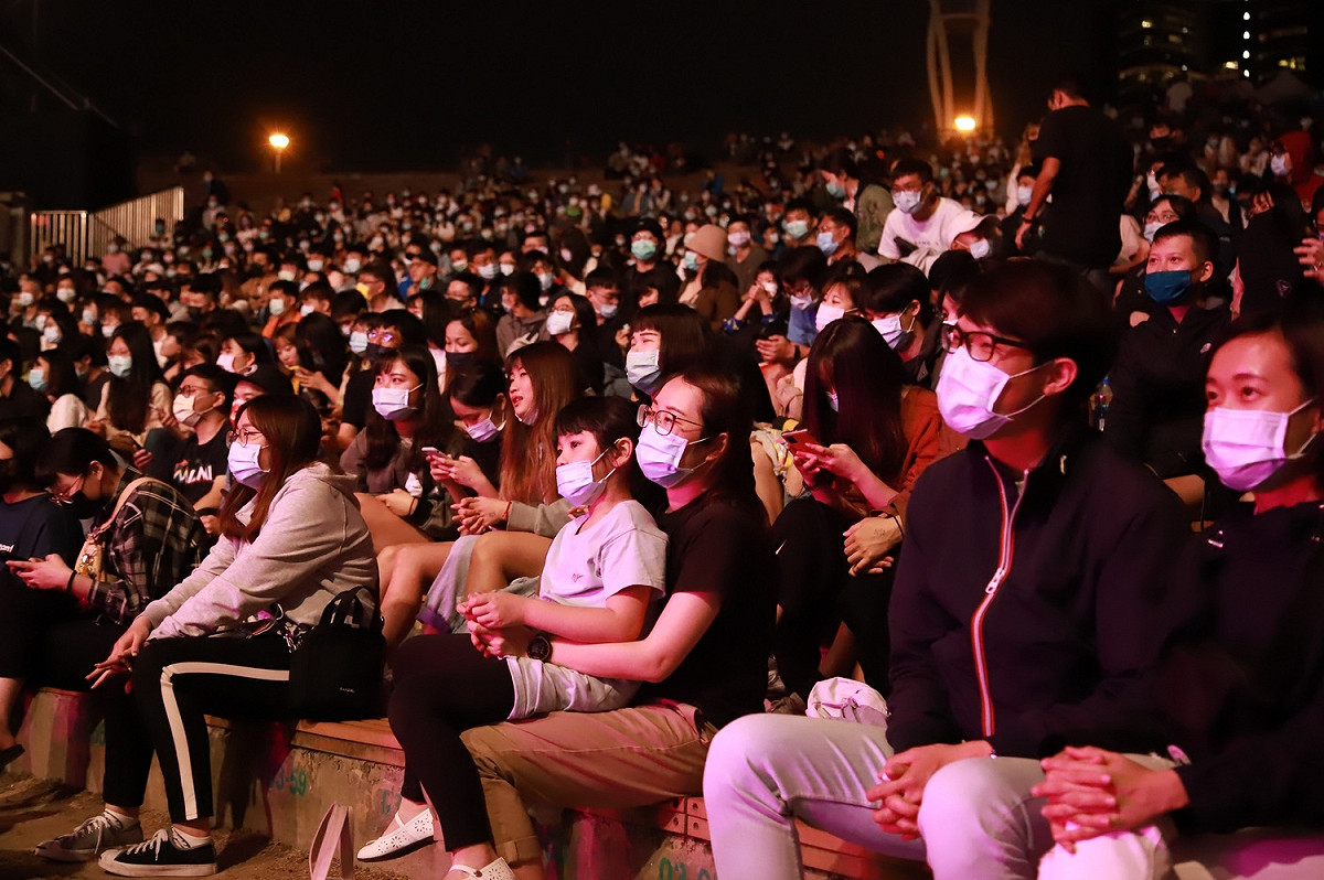 觀眾沉浸在歌手演唱中。 台中市政府/提供