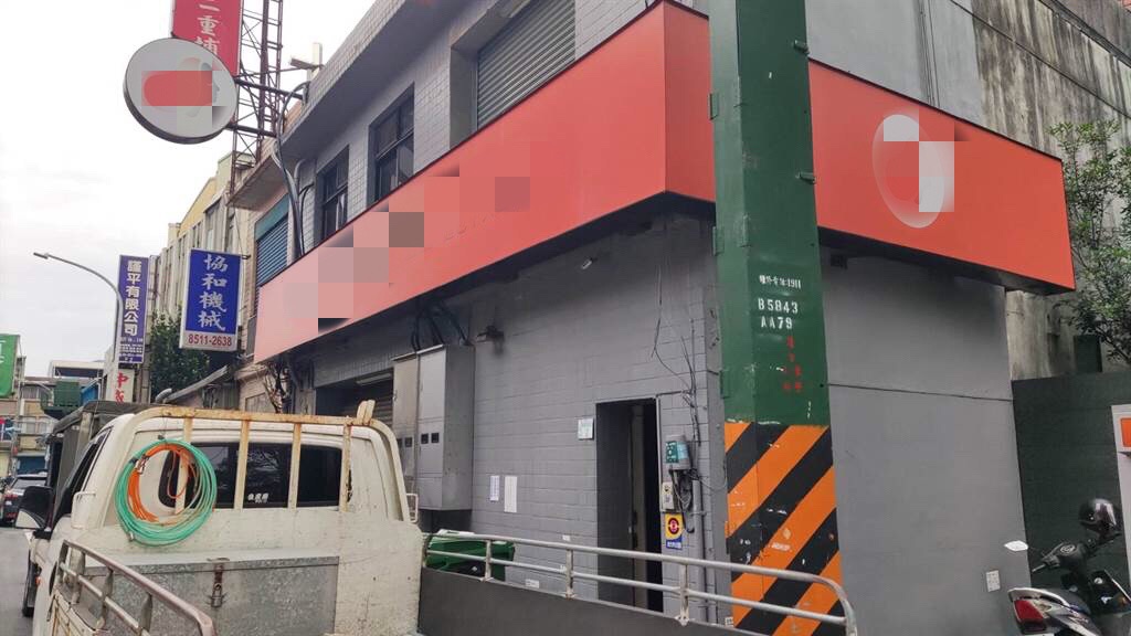 連鎖咖啡品牌「路易莎咖啡」中央烘焙廠8名員工日前發生一氧化碳中毒，昏倒送醫，勞檢處今（25）日到場稽查。 圖：翻攝自新北市勞檢處