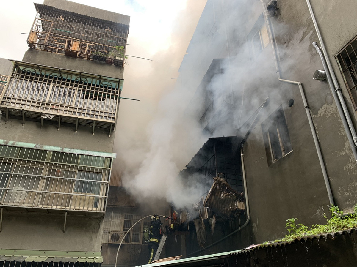 桃園市八德區舊公寓發生大火，屋內３人救出後送醫搶救均宣告不治。 圖：林昀真／翻攝