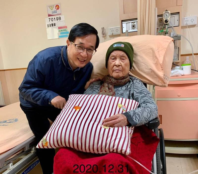 前總統陳水扁和扁媽生前合照。 圖：擷自陳水扁line官網