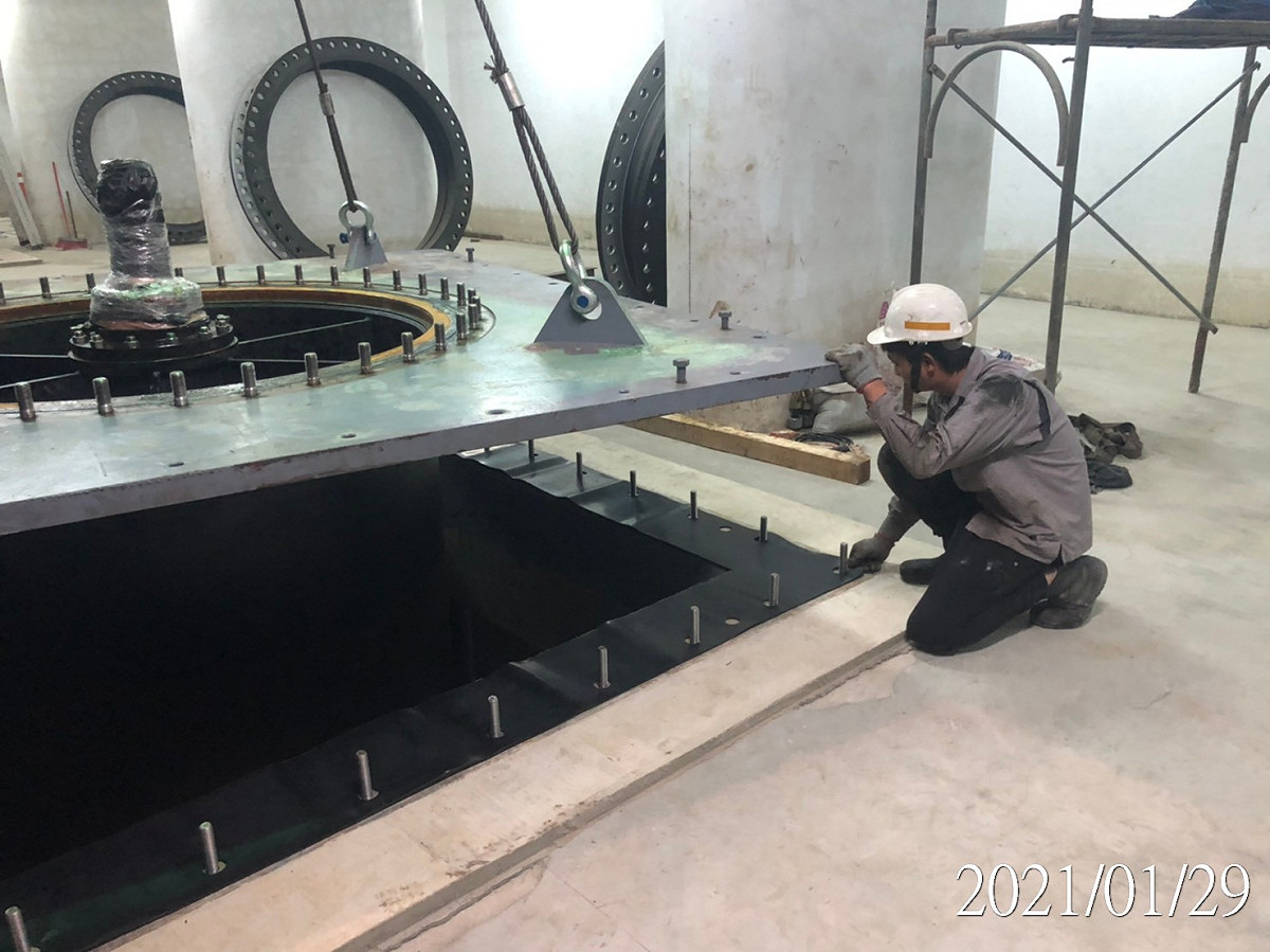 土城抽水站安裝抽水機。 圖：新北市水利局提供