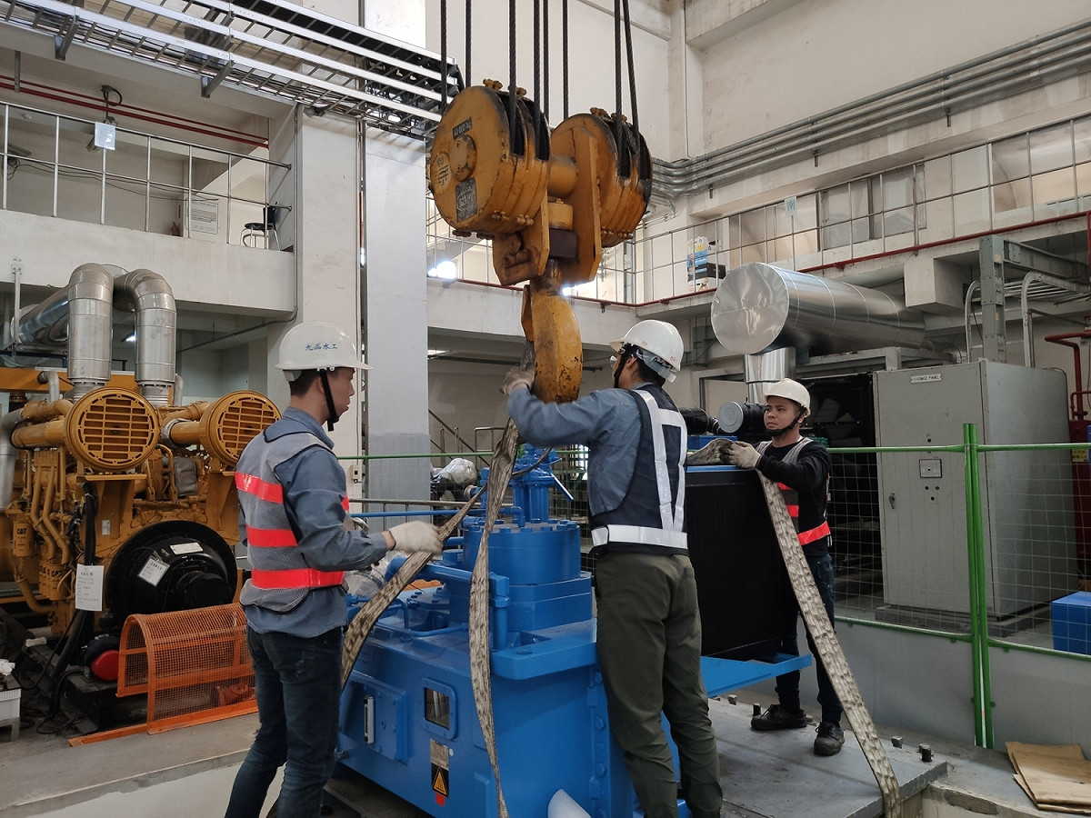 湳仔溝抽水站安裝角齒輪減速機。 圖：新北市水利局提供