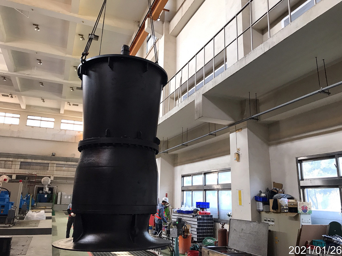 湳仔溝抽水站安裝抽水機。 圖：新北市水利局提供