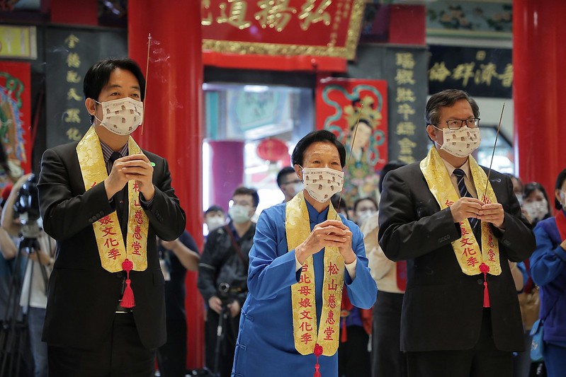 副總統賴清德昨（25）天出席松山慈惠堂「2021臺北母娘文化季慈惠龍神甘霖護國祈安法會」，和桃園市長鄭文燦在台北同框。 圖：總統府提供