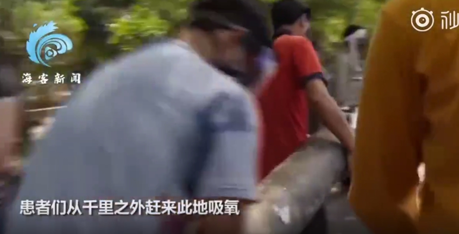 印度新德里郊外的一個錫克教寺廟開始為新冠患者提供氧氣瓶，不少病患千里迢迢來此取得氧氣瓶。 圖 : 翻攝自海客新聞