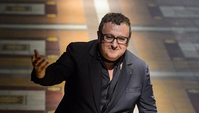 法國時尚品牌浪凡（Lanvin）前掌舵設計師艾爾巴茲（Alber Elbaz）4月24日驚傳染疫逝世，享壽59歲。 圖：翻攝自微博