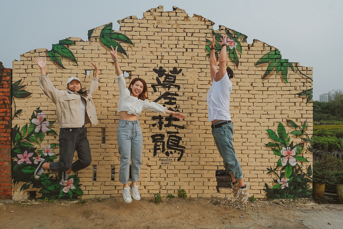 萬金杜鵑彩繪磚牆。 圖：新北綠美化環境景觀處／提供