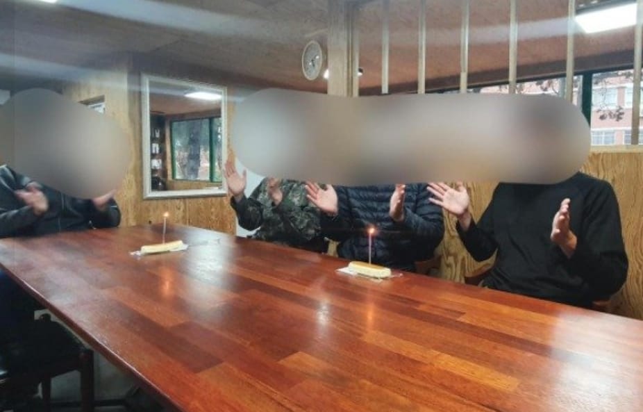 大邱某陸軍軍隊只用1000元韓幣（約25元新台幣）來買部隊販賣部的麵包給士兵們過生日。 圖 : 翻攝自環球時報