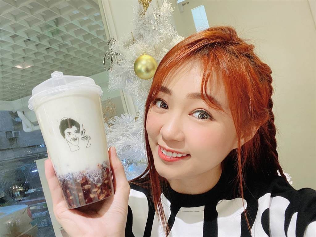 藝人詹子晴（ㄚ頭），3年多前成立手搖飲品牌「不要對我尖叫」，已擴充到全球超過300家店。 圖：翻攝自ㄚ頭FB