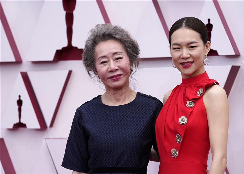 韓藝璃稍早以大紅禮服亮相，散發出優雅氣質。 圖：美聯社／達志影像