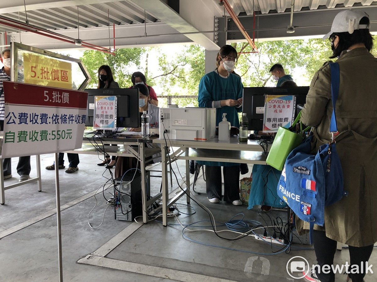 不少民眾自費到部立醫院排隊接種AZ疫苗。 圖：林昀真/攝