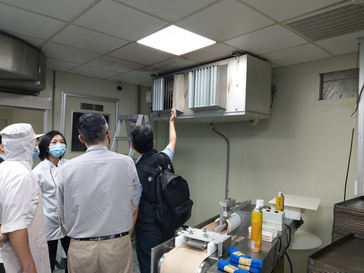 勞檢處人員確認現場送風設備是否正常使用。 圖：新北市勞工局提供