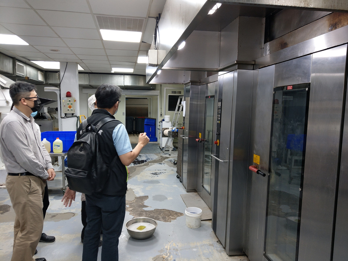 勞檢處人員檢查肇災的烤箱設備。 圖：新北市勞工局提供