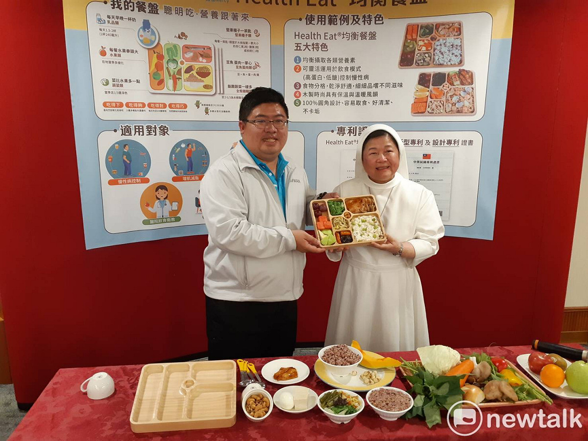 嘉義市聖馬爾定醫院院長陳美惠向蔡易餘推薦「均衡餐盤」。 圖：蔡坤龍/攝
