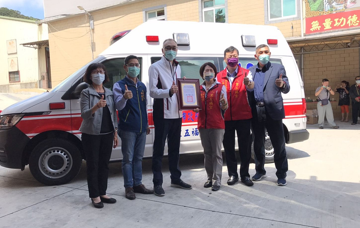 五路武財神聖誕 ，八里五福宮捐贈救護車及愛心物資。 圖：新北市民政局提供