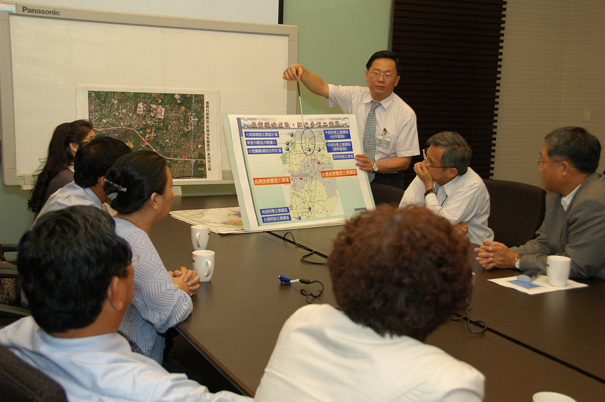 劉培東（站立者）將擔任嘉義縣副縣長，5月3日佈達上任。 圖：嘉義縣政府/提供